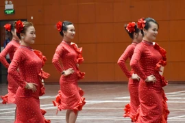 Cô giáo Hà Nội chuyên nghiệp với màn khiêu vũ thể thao