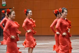 Cô giáo Hà Nội chuyên nghiệp với màn khiêu vũ thể thao