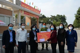 Thầy trò tiểu học Xuân Phương hồi hộp chờ xét nghiệm lần 3 với hy vọng được về ăn Tết với gia đình