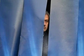 HLV Mourinho cáu tiết vì hàng thủ Chelsea