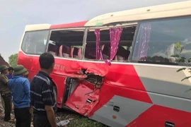 6 học sinh tiểu học Hà Nội nhập viện vì tàu hoả va chạm với xe ô tô 