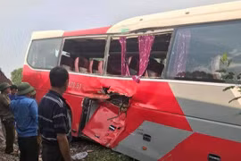 6 học sinh tiểu học Hà Nội nhập viện vì tàu hoả va chạm với xe ô tô 