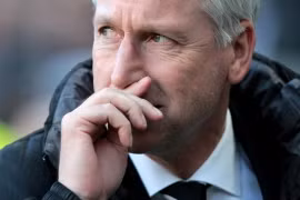 HLV của Newcastle "thiết đầu công" với đối phương