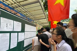 Đến hạn nhập học lớp 10, nếu trường hạ điểm chuẩn, học sinh phải làm gì?