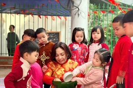 Thầy cô giáo Thủ đô vui "Tết sum vầy"