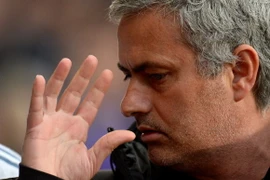 HLV Mourinho bị FA “sờ gáy”