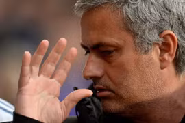 HLV Mourinho bị FA “sờ gáy”