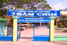 Hỗ trợ học phí cho hai con của thầy hiệu trưởng bị đột quỵ trong lễ khai giảng