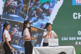 Học sinh toàn thành phố sẻ chia nỗi đau trong vụ cháy chung cư mini 