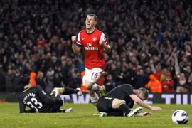 Arsenal - Wigan: Một bước gần hơn tới vinh quang