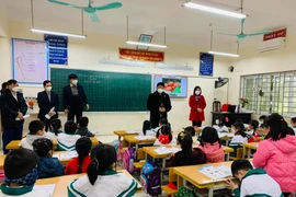 Ngoại thành học sinh tiểu học vẫn đến trường, Sở GD-ĐT Hà Nội yêu cầu tăng cường đảm bảo sức khoẻ do rét đậm