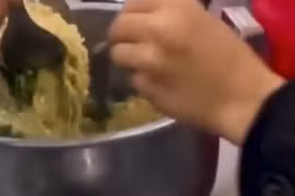 Vụ bữa ăn bán trú cơm chan mì tôm: Hiệu trưởng xin từ chức