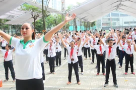 Bộ GD-ĐT đề nghị dừng tuyển sinh lớp không chuyên trong trường THPT chuyên Hà Nội Amsterdam