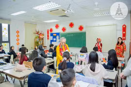 Hiệu trưởng phát lương sớm vì lo Tết giáo viên tốn kém