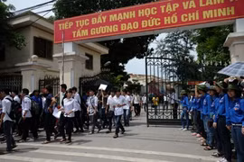 Kết thúc môn thi đầu, thí sinh ra về trong tràng pháo tay động viên