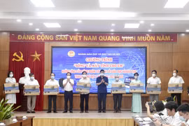 Gần 4.600 học sinh Hà Nội được nhận ủng hộ thiết bị học tập trực tuyến