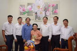 Bộ trưởng GD-ĐT tri ân Mẹ Việt Nam anh hùng và gia đình có công với cách mạng