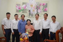 Bộ trưởng GD-ĐT tri ân Mẹ Việt Nam anh hùng và gia đình có công với cách mạng