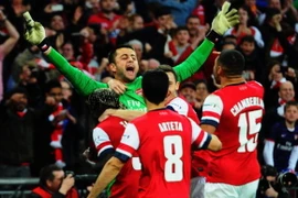Wigan 1-1 Arsenal (penalty 2-4): Fabianski đưa Pháo Thủ vào chung kết