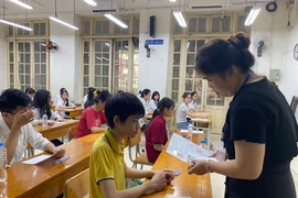 Học sinh nhập học sau khi hạ điểm chuẩn cần làm thủ tục gì?