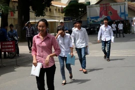 Thêm 12 thí sinh bị đình chỉ vì mắc lỗi mang điện thoại vào phòng thi