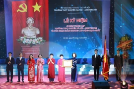 Kỷ niệm 40 năm thành lập: Trường THPT chuyên Hà Nội Amsterdam đón Huân chương Lao động hạng Nhất 