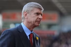 Thua trận, HLV Wenger đổ lỗi cho trọng tài
