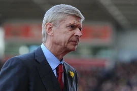 Thua trận, HLV Wenger đổ lỗi cho trọng tài