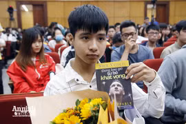 Ngô Văn Hiếu sát cánh cùng Nguyễn Tất Minh trong lễ khai giảng Đại học Bách khoa Hà Nội