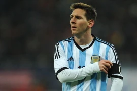 Messi nôn ọe trong trận đấu của ĐT Argentina