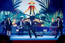 Nhạc sĩ Huy Tuấn trao giải đặc biệt cho ban nhạc học sinh Hà Nội vào thẳng Festival Hò Dô