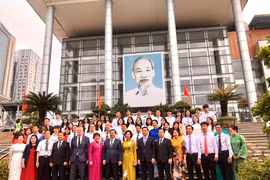 Bí thư Thành ủy Hà Nội đánh trống khai trường tại THPT chuyên Hà Nội - Amsterdam