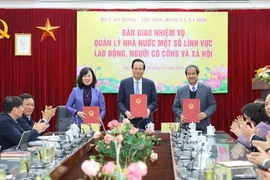 Ba Bộ trưởng bàn giao tiếp, nhận chức năng quản lý Nhà nước một số lĩnh vực lao động, giáo dục