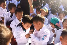 Học sinh nhiều tỉnh miền núi phía Bắc phải nghỉ học vì rét đậm kéo dài