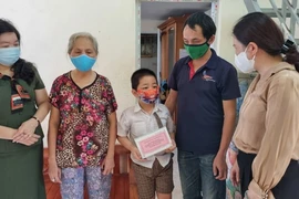 Tuần đầu năm học, Hà Nội tặng hơn 2.300 thiết bị hỗ trợ học trực tuyến cho học sinh khó khăn