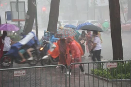 Hà Nội: Kịp thời tặng 100 bộ đồng phục cho thí sinh ướt sạch vì mưa lớn đúng giờ thi lớp 10