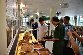 Lãnh đạo ĐH Bách khoa Hà Nội bất ngờ với suất ăn sinh viên cơm canh thừa có dị vật