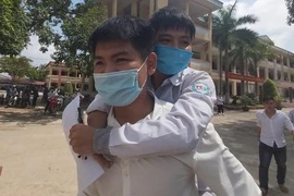 Thí sinh cõng bạn đến trường 10 năm thiếu 0,25 điểm vào ĐH Y Hà Nội