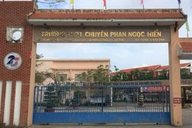 Yêu cầu xác minh phó hiệu trưởng bắt học sinh ăn thức ăn từ thùng rác