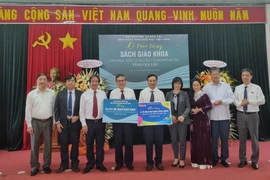 Hơn 6 tỷ đồng sách giáo khoa tặng cho học sinh khó khăn