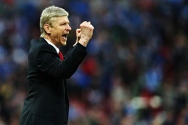 HLV Wenger tuyên bố Arsenal sẽ về đích ở top 4
