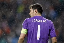Casillas muốn tát vào mặt Busquets