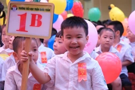 Học sinh Hà Nội khai giảng trong mưa gió