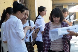 Học sinh nghèo Hà Nội được vinh danh thủ khoa