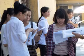 Học sinh nghèo Hà Nội được vinh danh thủ khoa