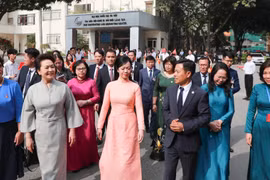 Phu nhân Tổng Bí thư, Chủ tịch nước Trung Quốc ấn tượng với khả năng ngoại ngữ và nghệ thuật của sinh viên ĐHQG Hà Nội