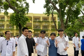 Hà Nội: Phụ huynh sốt ruột chờ điểm chuẩn lớp 10 sẽ công bố trong hôm nay