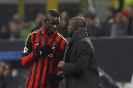 Bảo vệ Balotelli, HLV của Milan nổi cáu với phóng viên