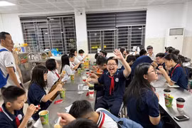 Hình ảnh ấm áp bữa ăn đột xuất trong nhà trường khi học sinh chưa về được nhà