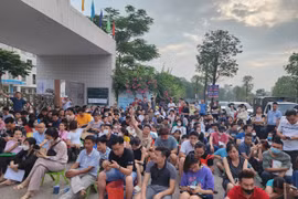 Bất ngờ phụ huynh xếp hàng chật cổng trường từ nửa đêm để mua đơn vào lớp 1